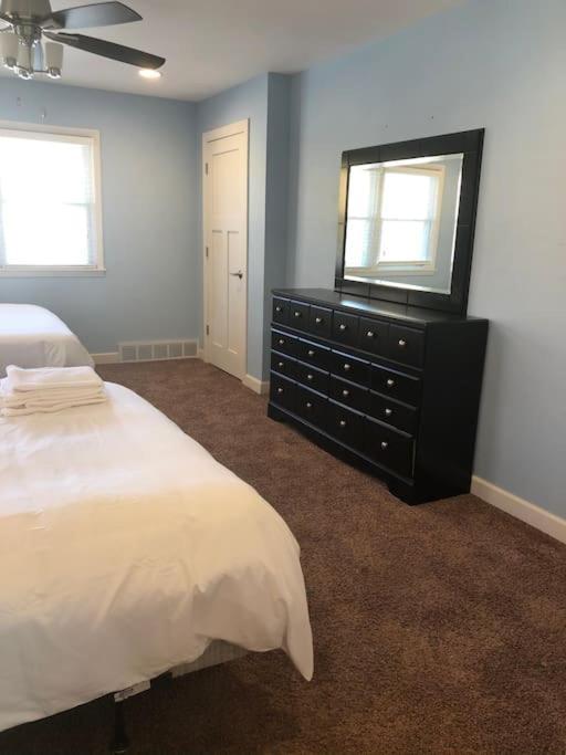 Entire Apartment Close To Downtown - 2 Queen Beds 스프링필드 외부 사진